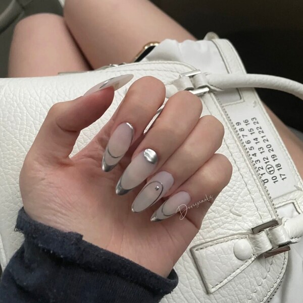 Future Warrior-Silver French tip Minimalist nails Oval milky white matt nails y2k cool press on nails-Dorisnails