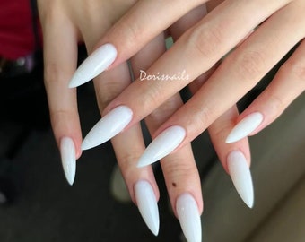Tendenza quotidiana minimalista bianca pura stampa finta fatta a mano a punta lunga su unghie in gel per unghie-Doris