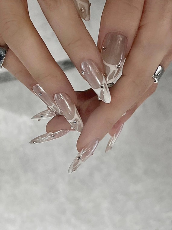 The Best Chic Minimalist Nails for 2022 -