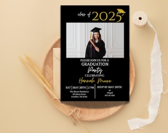 Könnte beinhalten: Eine schwarze und goldene Einladung zur Abschlussfeier mit einem Foto eines Absolventen in Kappe und Robe. Die Einladung enthält den Text "Class of 2025", "Graduation Party", "Celebrating Hannah Moore", "Sat | May 28th | 2 PM", "RSVP by May 20th", "The Moore Residence", "123 Main Street", "Franklin, TN 12345", "to Abigail", und "011-111-1111".
