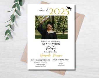 Könnte beinhalten: Eine weiße Einladung zu einer Abschlussfeier mit goldenem und schwarzem Design. Die Einladung zeigt ein Foto einer Person in einer schwarzen Abschlussrobe und -kappe. Der Text auf der Einladung lautet: "Klasse von 2025", "Abschlussfeier", "Feiert Hannah Moore", "Sa | 28. Mai | 14:00 Uhr", "The Moore Residence", "123 Main Street", "Franklin, TN 12345", "RSVP bis zum 20. Mai", "an Abigail", "(111-111-1110".