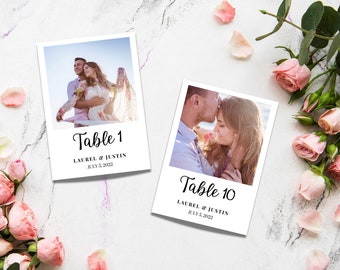Puede incluir: Dos tarjetas blancas con una foto de una pareja en cada una. La tarjeta superior dice "Mesa 1 LAUREL & JUSTIN JULIO 5, 2022". La tarjeta inferior dice "Mesa 10 LAUREL & JUSTIN JULIO 3, 2022".
