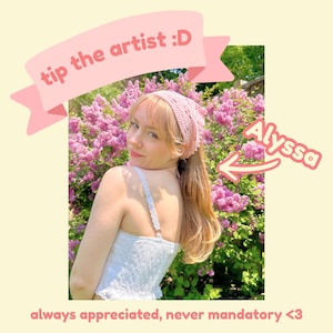 Pode incluir: Um lenço de crochê rosa claro usado na cabeça, combinado com uma blusa de renda branca. A imagem inclui o texto "tip the artist :D" em uma faixa rosa, o nome "Alyssa" com uma seta e "always appreciated, never mandatory <3".
