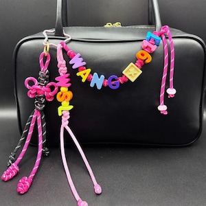 encantos de letras personalizadas, encantos de bolsa de corda rosa choque com letras coloridas, encanto de bolsa estiloso, acessórios de chaveiro de bolsa de corda Y2k Purese