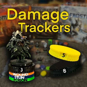 Könnte beinhalten: Zwei verschiedene Schadensmarker für Brettspiele. Einer ist ein schwarzer Marker mit der Nummer 8 darauf. Der andere ist ein gelber Marker mit der Nummer 5 darauf. Eine Miniaturfigur mit einem schwarzen Sockel ist ebenfalls abgebildet. Der Sockel hat vier Ringe mit den Worten "Wound", "Stun" und "Poison" darauf.
