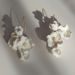 Brincos de porcelana em formato de flor, brincos de pérola para noiva, brincos florais para casamento, brincos brancos marcantes para noiva