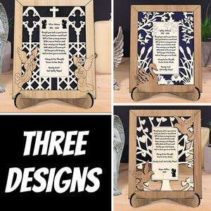 Op de afbeelding: Drie houten gedenkframes met lasergesneden ontwerpen. Elk frame heeft een ander ontwerp met een gedicht over het gedenken van een dierbare. De ontwerpen omvatten een boom met vogels, een poort met engelen en een boom met een vogel.