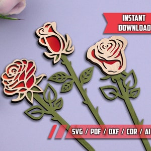 Op de afbeelding: Drie rode rozen met groene stelen en bladeren. De rozen zijn gelaagd en hebben een houtnerfstructuur. De afbeelding bevat de tekst "INSTANT DOWNLOAD" en "SVG / PDF / DXF / CDR / AI".