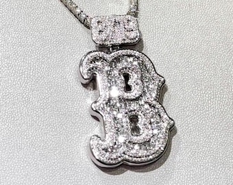 Smaragdschliff VVS1 Moissanit überlagerter Buchstabe ""B"" Anhänger, geeister heraus grober Anhänger, kundenspezifischer Buchstabe, 925 Sterlingsilber / 10k, Hip Hop Anhänger."
