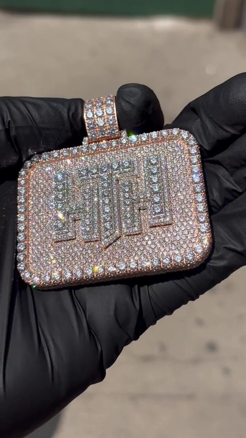 K&ouml;nnte beinhalten: Ein quadratischer Anh&auml;nger mit dem Wort "HUSTLE" in Diamanten. Der Anh&auml;nger ist aus Ros&eacute;gold gefertigt und mit klaren Diamanten besetzt.