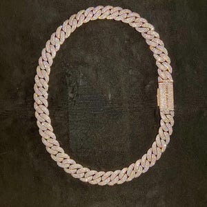 Duży łańcuszek kubański z 51-karatowymi diamentami - szerokość 18 mm, diament moissanitowy o okrągłym szlifie, jakość VVS1, zaliczony test diamentów, spersonalizowana nazwa na zapięciu