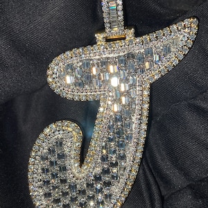 Pingente de letra em camadas de moissanita VVS1 com lapidação esmeralda, pingente robusto com acabamento em gelo, alfabeto/letra personalizado, prata esterlina 925/10k, pingente hip hop