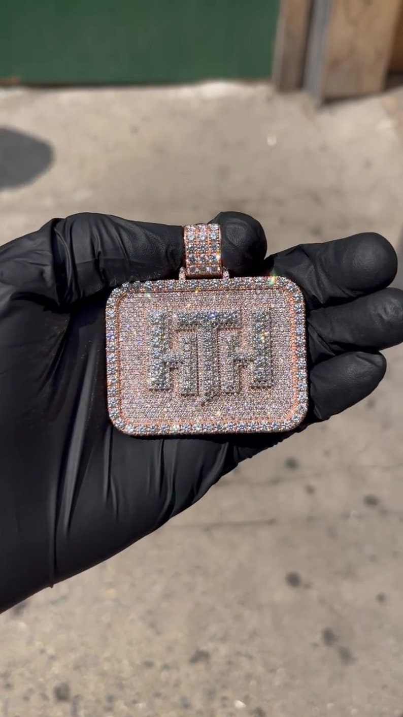 K&ouml;nnte beinhalten: Ein quadratischer Anh&auml;nger mit den Buchstaben "FTH", die mit Diamanten besetzt sind und von einem ros&eacute;goldenen Rand umgeben sind.