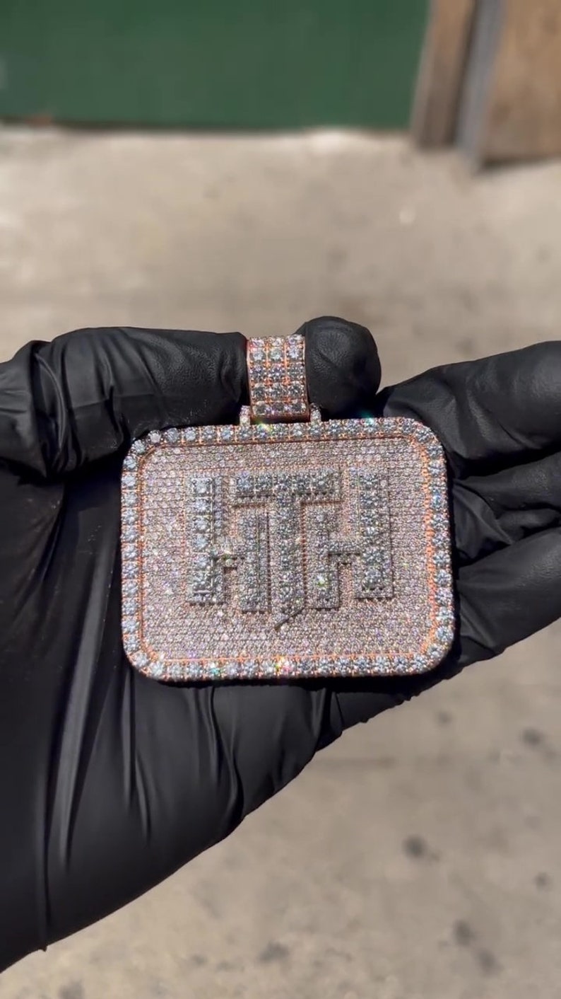 K&ouml;nnte beinhalten: Ein quadratischer Anh&auml;nger mit den Buchstaben "FTF", die mit Diamanten besetzt sind und von einem Diamantenrand umgeben sind. Der Anh&auml;nger ist aus Ros&eacute;gold gefertigt und an einer Kette befestigt.
