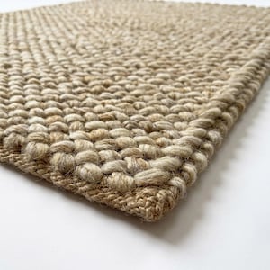 Tappeto a trama grossa in lana color beige neutro con motivo a ciottoli, tessuto a mano con motivo a ricciolo di anacardi, ideale per la camera da letto.