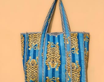 Bolso de mano acolchado hecho a mano: bolso de hombro con estampado floral