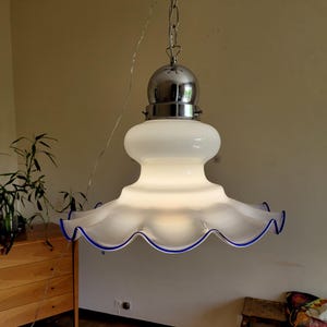 Mid Century Murano Glas Pendelleuchte Murano weißes Glas mit blauem Saum Deckenlampe Murano Kronleuchter weißes Glas Beleuchtung