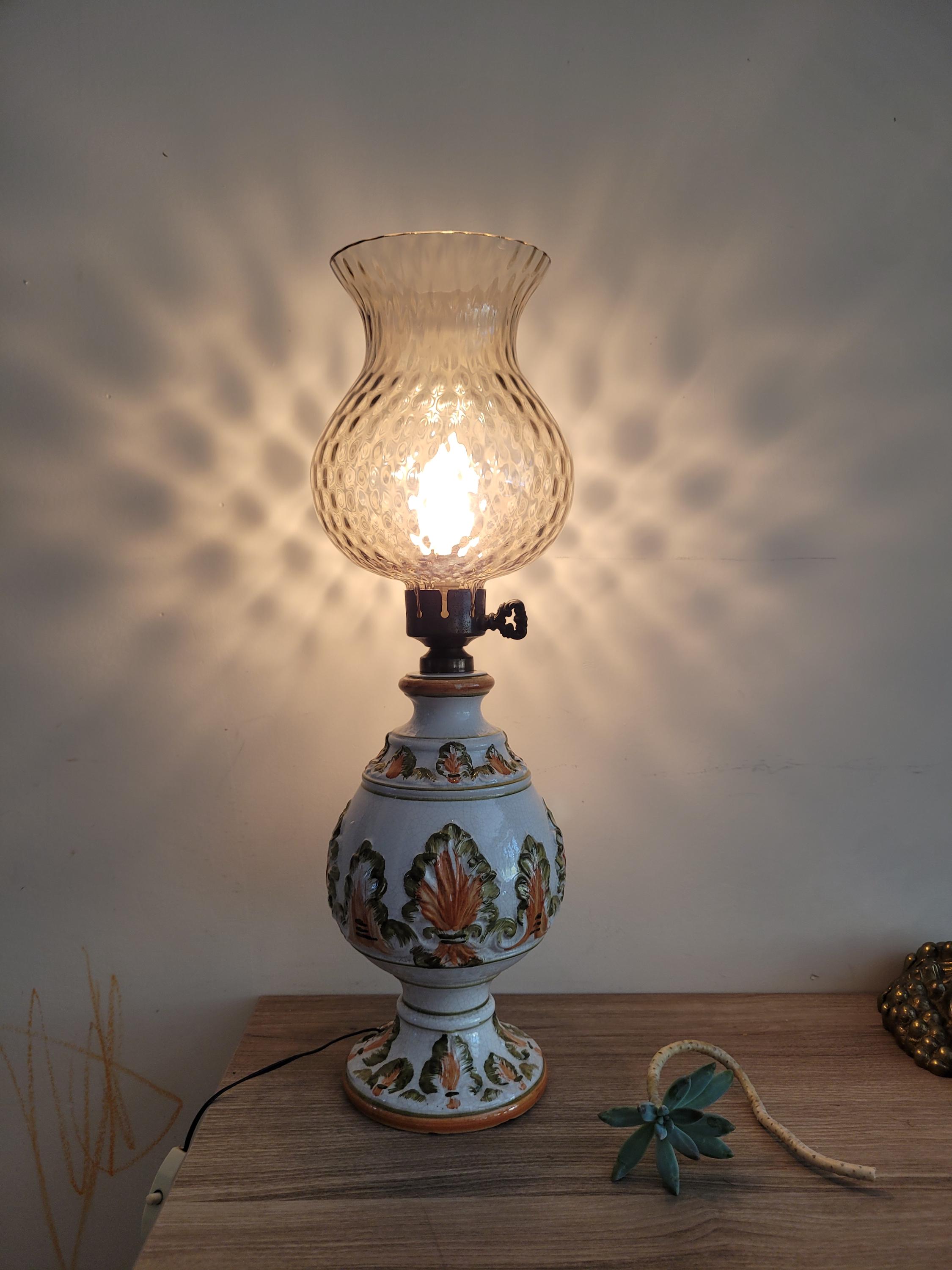 Lampada Da Comodino Vintage In Ceramica Bianca, Base In Bronzo E Paralume In Tessuto, Attacco E27, 51x31 Cm