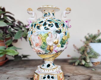 ヴィンテージ カポディモンテ製 象牙色花瓶 金彩装飾付き。イタリア製