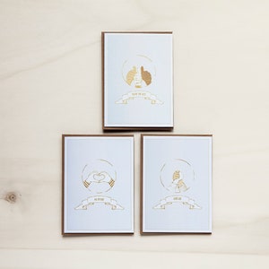 3 elegante Glückwunschkarten im Set in gold zum Schulabschluss, Sponsion oder Geburtstag mit schöner Illustration, away with reality