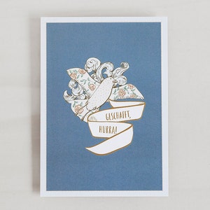 Postkarte für Schul oder Uniabsolvent:innen, Glückwunsch zur bestandenen Prüfung, Schulabschluss, Diplom in blau und gold, A6