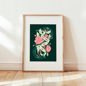 Könnte beinhalten: Gerahmter Kunstdruck mit floralem Design. Rosa Rosen und grüne Blätter vor dunklem Hintergrund. Ein Banner mit dem Text "GOOD THINGS TAKE TIME" ist um die Blumen gewickelt. Der Rahmen ist hellbraun.