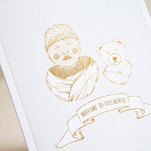Babykarte geschlechtsneutral in gold mit Illustration von Baby und süßem Teddybär, zur Geburt oder Taufe und Spruch/ away with reality