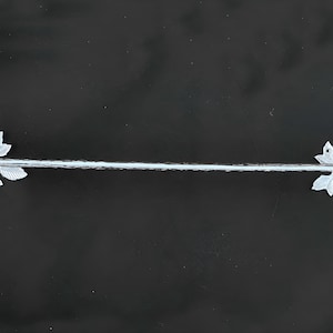 Peut inclure: Porte-serviettes en argent avec un motif d'oiseau et de feuilles &agrave; chaque extr&eacute;mit&eacute;.