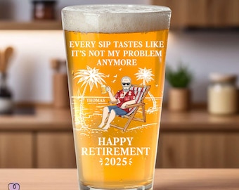 Op de afbeelding: Een gepersonaliseerd bierglas met een cartoonillustratie van een man die op een strandstoel zit met een drankje in zijn hand. De tekst op het glas luidt "Every sip tastes like it's not my problem anymore. Happy Retirement 2025."