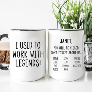 K&ouml;nnte beinhalten: Wei&szlig;er Keramikbecher mit schwarzem Henkel und Rand. Der Becher tr&auml;gt auf der einen Seite den Text "I USED TO WORK WITH LEGENDS!" und auf der anderen Seite "JANET, YOU WILL BE MISSED! DON'T FORGET ABOUT US-" mit einer Namensliste.