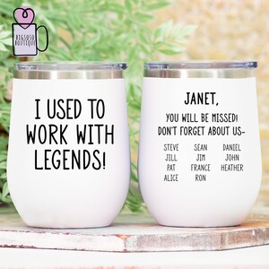 K&ouml;nnte beinhalten: Zwei wei&szlig;e, stielose Weingl&auml;ser mit silbernen R&auml;ndern. Auf einem Glas steht "I USED TO WORK WITH LEGENDS!" in schwarzer Schrift. Auf dem anderen steht "JANET, YOU WILL BE MISSED! DON'T FORGET ABOUT US-" mit einer Liste von Namen.