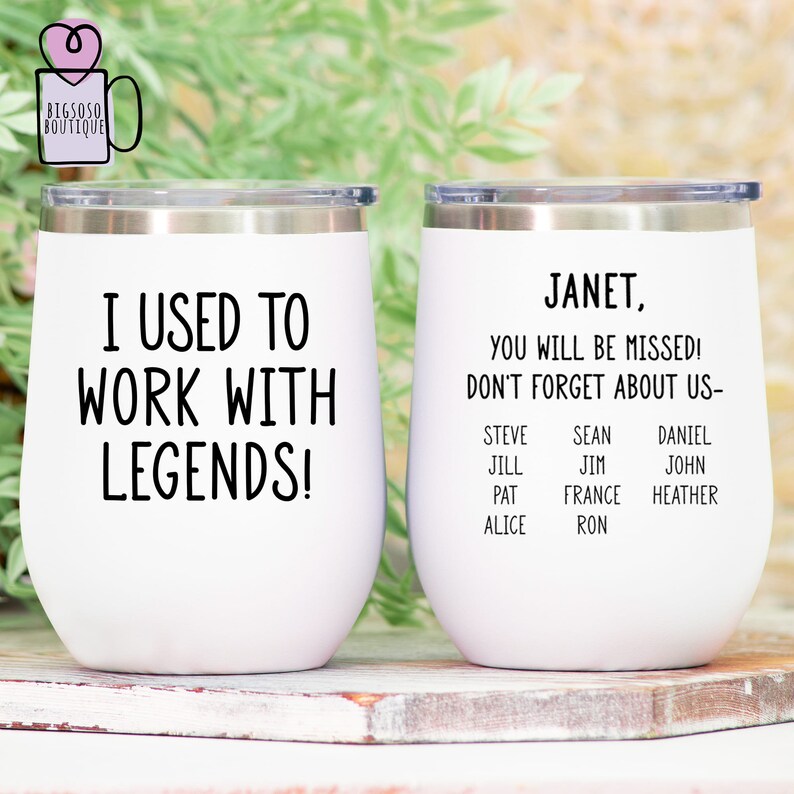 K&ouml;nnte beinhalten: Zwei wei&szlig;e, stielose Weingl&auml;ser mit silbernen R&auml;ndern. Auf einem Glas steht "I USED TO WORK WITH LEGENDS!" in schwarzer Schrift. Auf dem anderen steht "JANET, YOU WILL BE MISSED! DON'T FORGET ABOUT US-" mit einer Liste von Namen.