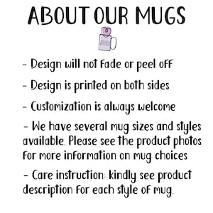 K&ouml;nnte beinhalten: Wei&szlig;er Hintergrund mit dem Text "ABOUT OUR MUGS". Der Text beschreibt die Tassen, einschlie&szlig;lich, dass das Design nicht verblasst oder sich abl&ouml;st, auf beiden Seiten bedruckt ist und Anpassungen willkommen sind. Erw&auml;hnt auch Tassengr&ouml;&szlig;en und -stile.