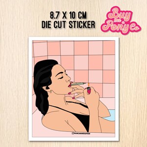 Puede incluir: Una pegatina troquelada que representa a una mujer en una bañera, fumando un cigarrillo y encendiéndolo con un encendedor. El fondo es un baño con azulejos rosas. La pegatina mide 8,7 x 10 cm.