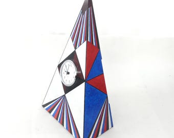 Reloj de mesa único, pintado a mano, en caja de madera. Movimiento de cuarzo. Pieza única. Fabricado en Alemania.