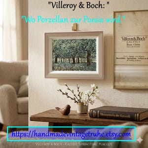 Pode incluir: Uma placa emoldurada Villeroy & Boch Galerie 'Springtime' com uma cena de floresta. A obra de arte é exibida em uma parede com outros elementos decorativos, incluindo uma mesa de madeira, uma estatueta de pássaro e um livro. O URL da loja Etsy é visível.