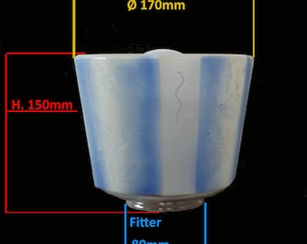 Vintage glazen lampenkap, met een blauw-wit gestreepte textuur, vervangend glas met een golvende slijping, antieke glazen kap met een ruwe uitstraling, decor uit het midden van de vorige eeuw.
