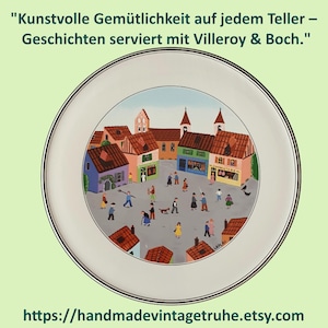 Peut inclure: Une assiette ronde en céramique présentant une illustration colorée d'une place de village avec plusieurs bâtiments, des personnages et un chien. Le texte "Kunstvolle Gemütlichkeit auf jedem Teller – Geschichten serviert mit Villeroy & Boch." est imprimé au-dessus.