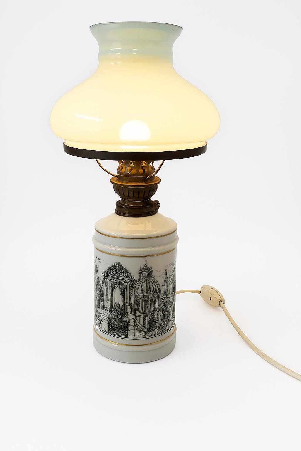 Paire d'appliques françaises des années 50 en opaline et laiton, F521 En vente sur