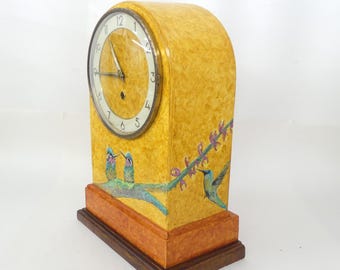 Reloj de mesa vintage Hettich: movimiento mecánico de 8 días, caja de madera artesanal, diseño moderno.