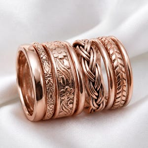Minimalistiska armband i roséguld, 8-set hamrade kopparringar, stapelringar i designersmycken,