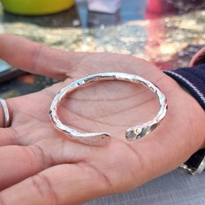 Gehamerde zilveren armband, 925 sterlingzilver, verstelbare zilveren armband, handgemaakte zilveren armband, zilveren sieraden, huwelijkssieraden, cadeau om van te houden