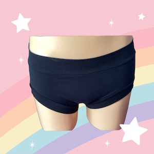 Puede incluir: Ropa interior negra sin costuras de cintura alta, hecha de un tejido suave y elástico.