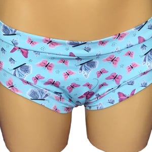 Op de afbeelding: Lichtblauwe bikini broek met een vlinderprint. De vlinders zijn roze, paars en blauw.