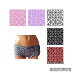 Puede incluir: Un par de ropa interior con un estampado floral gris y blanco, exhibido con muestras del mismo estampado en rosa, morado, negro y rojo. La ropa interior se muestra en un maniquí.