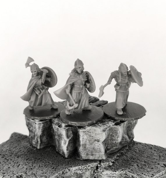 6 Shieldmaidens by Medbury Miniatures With Round Bases. SAGA. 