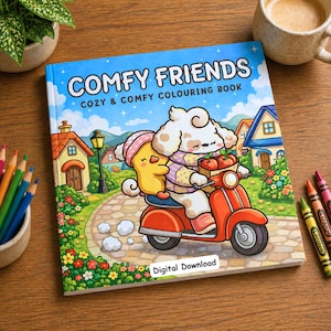 Op de afbeelding: Een kleurboek "Comfy Friends" met een cartoonillustratie van een hond en een geel personage op een rode scooter. De cover heeft de tekst "COMTY FRIENDS" en "COZY & COMFY COLOURING BOOK". Het boek wordt omringd door kleurpotloden en een kopje koffie.