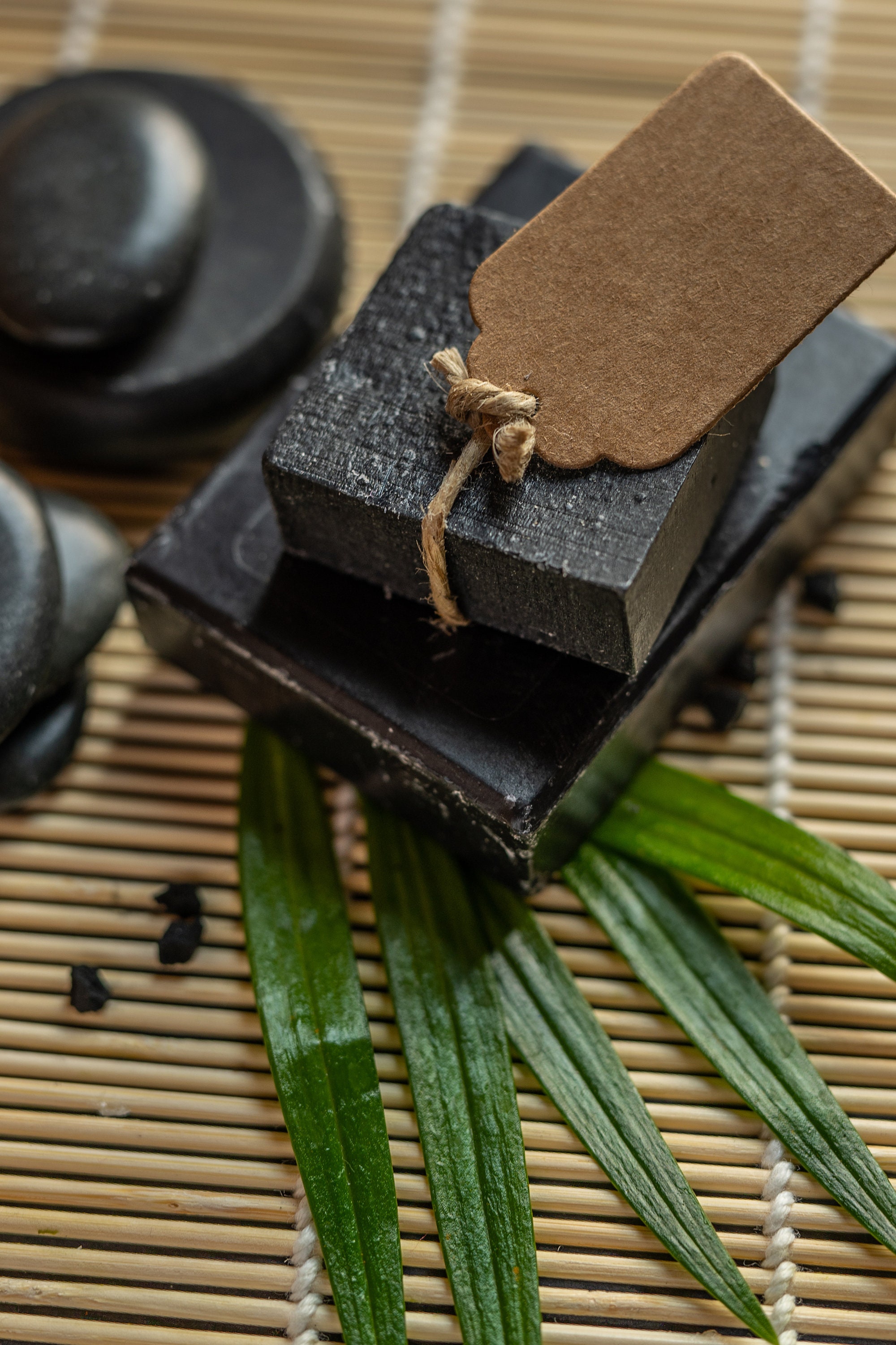 Monsieur Barbier Aktivkohle-Seife – Mit Bambuskohle & Jojoba – Für Gesicht & Körper, 100 G, Vegan & In Frankreich Hergestellt
