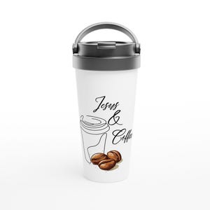 Könnte beinhalten: Ein weißer Reisebecher mit schwarzem Deckel und Henkel, verziert mit einer schwarzen Strichzeichnung einer Kaffeetasse und dem Schriftzug "Jesus & Coffee" in Schreibschrift, ergänzt durch drei braune Kaffeebohnen am unteren Rand.