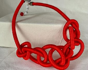 Maxi Halskette: Leuchtend roter Statement Schmuck aus geflochtener Kordel - Individuell angefertigte Farbe